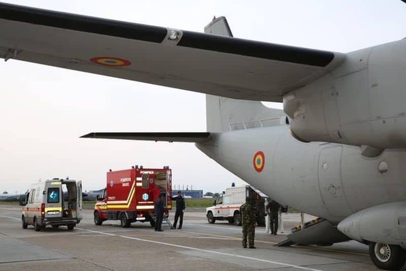 Pacienți cu COVID în stare gravă, transportați cu o aeronavă din București la Sibiu