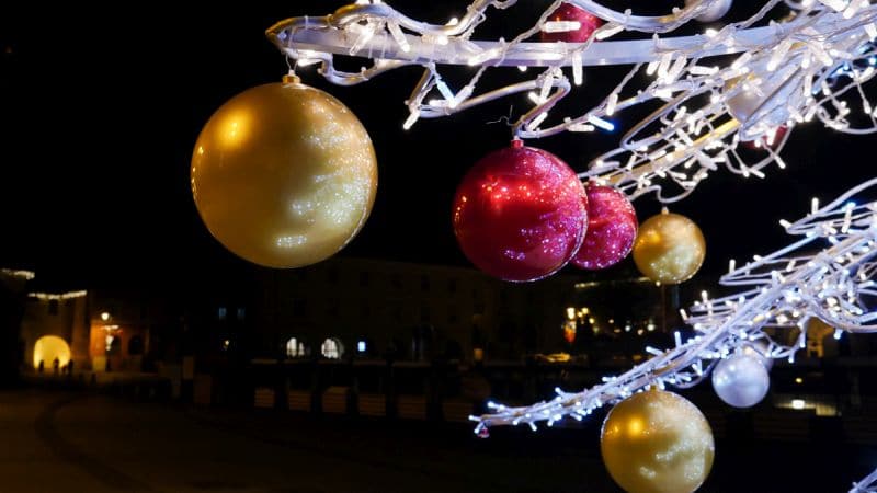 video foto - atmosfera de sărbători - sibiu 2019 versus 2020 - anul trecut plin de viață, acum pustiu și trist