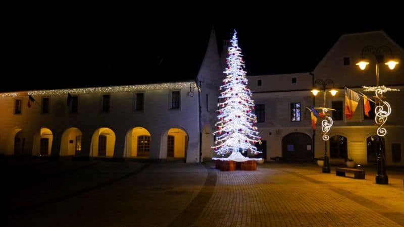 video foto - atmosfera de sărbători - sibiu 2019 versus 2020 - anul trecut plin de viață, acum pustiu și trist