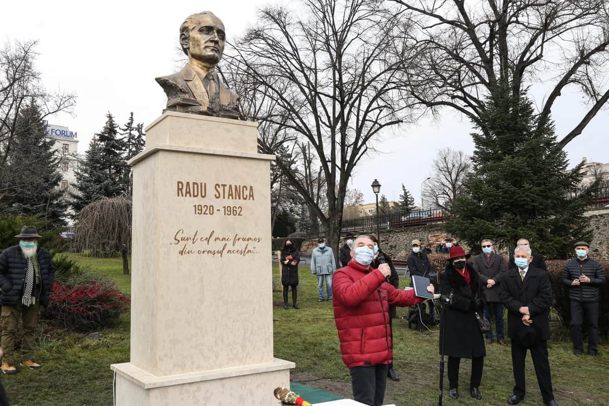 foto: mitropolitul ardealului a sfințit bustul lui radu stanca