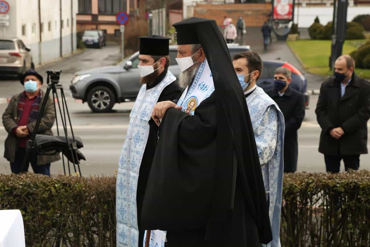 foto: mitropolitul ardealului a sfințit bustul lui radu stanca