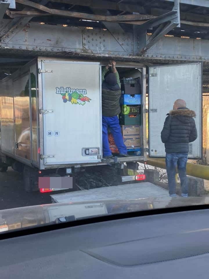 FOTO - Încă un "norocos" blocat sub podul de pe strada Viitorului - Camionul era plin cu legume