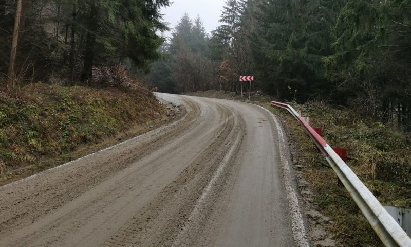 foto - dezastru pe drumul gura râului - păltiniș. plin de noroi din cauza camioanelor de la o carieră de piatră