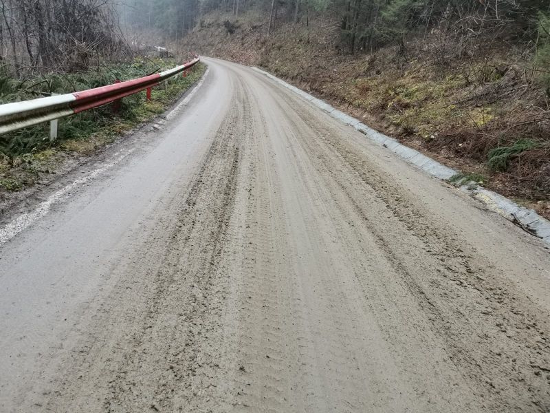 foto - dezastru pe drumul gura râului - păltiniș. plin de noroi din cauza camioanelor de la o carieră de piatră