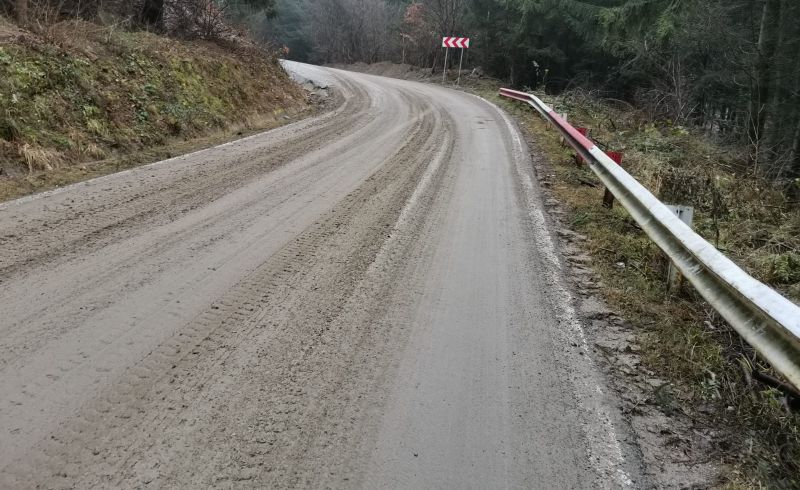 foto - dezastru pe drumul gura râului - păltiniș. plin de noroi din cauza camioanelor de la o carieră de piatră