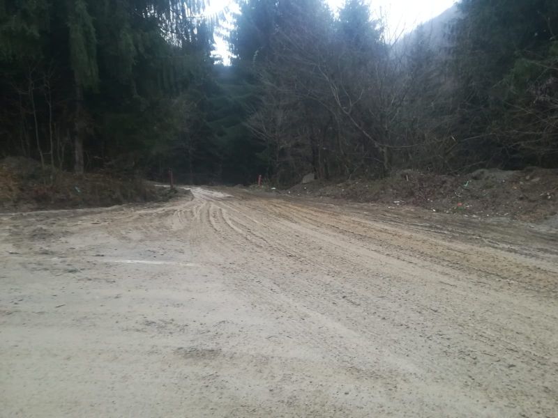 foto - dezastru pe drumul gura râului - păltiniș. plin de noroi din cauza camioanelor de la o carieră de piatră