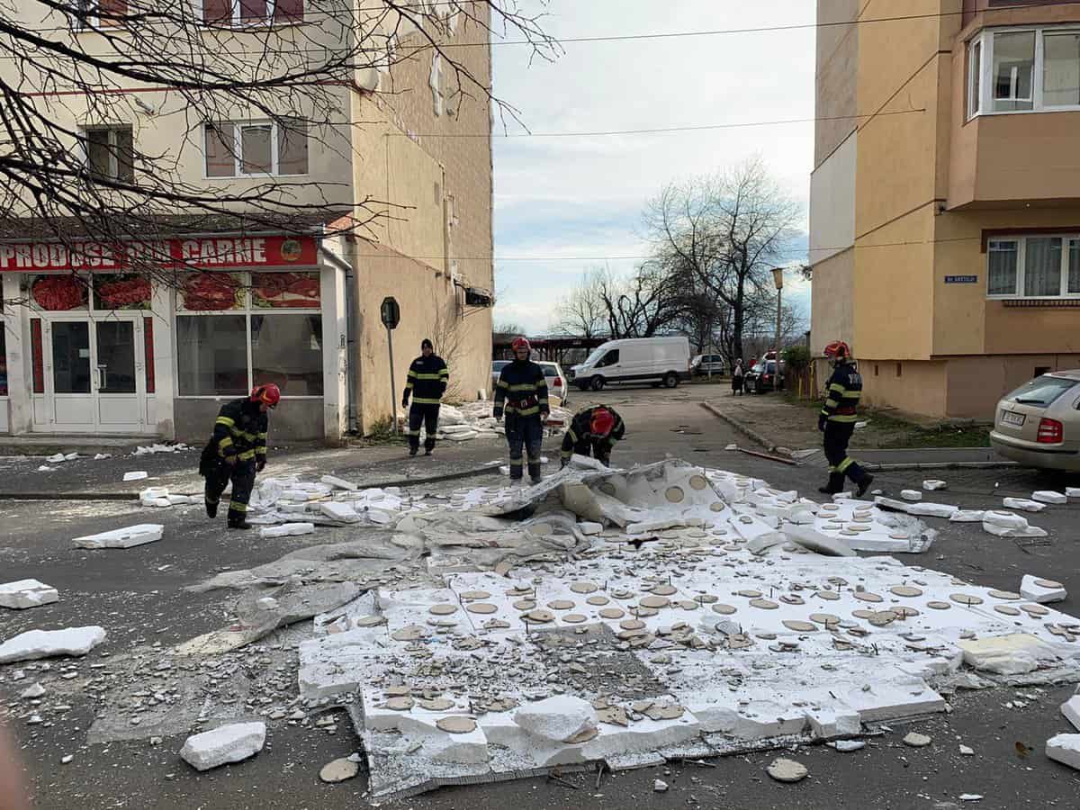 VIDEO FOTO: Vântul ia pe sus acoperișurile și smulge copacii din rădăcini la Sibiu - Intervin pompierii