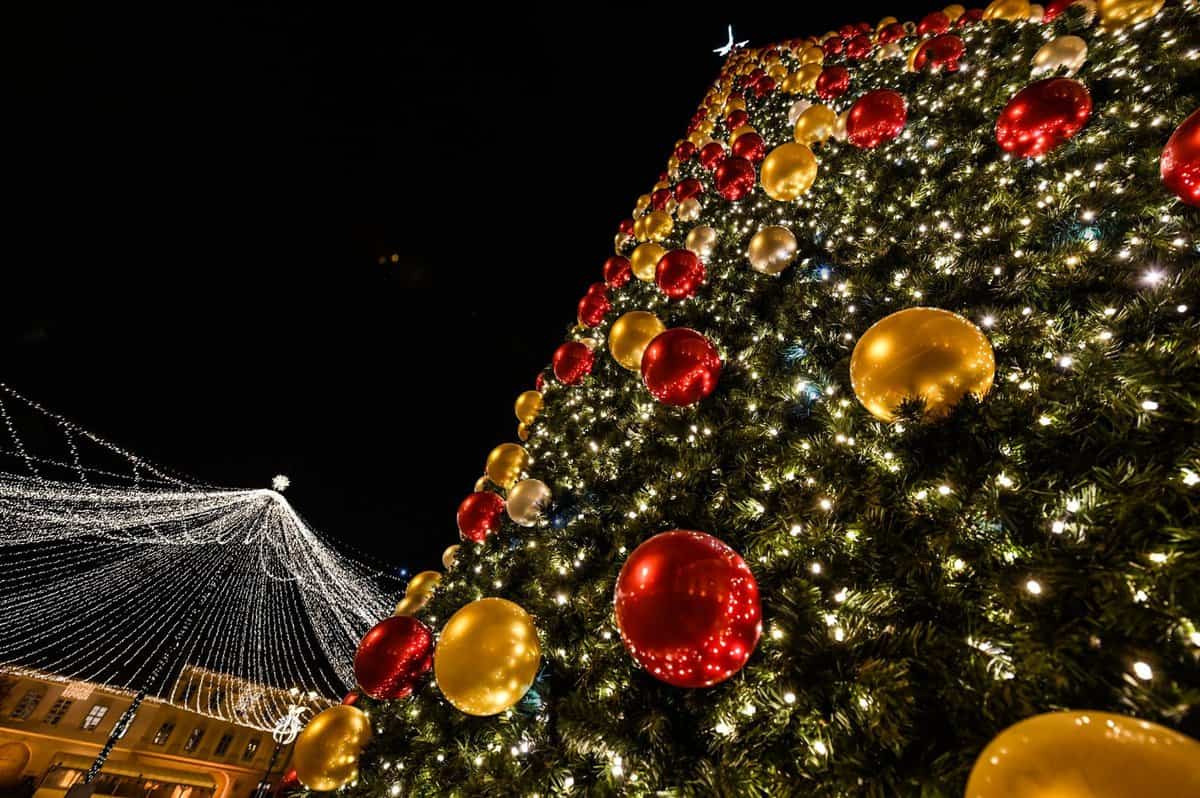 video foto s-au aprins luminile de sărbători din centrul sibiului - arată feeric!