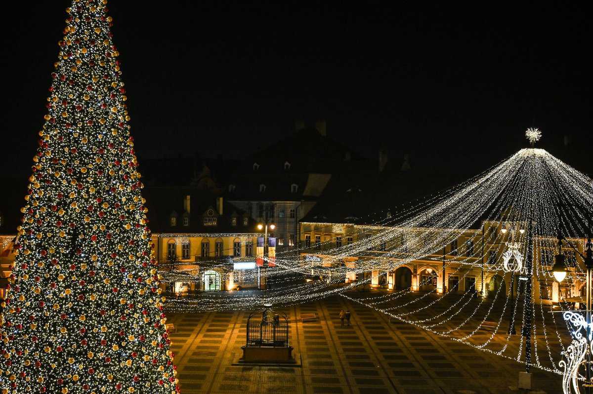 video foto s-au aprins luminile de sărbători din centrul sibiului - arată feeric!