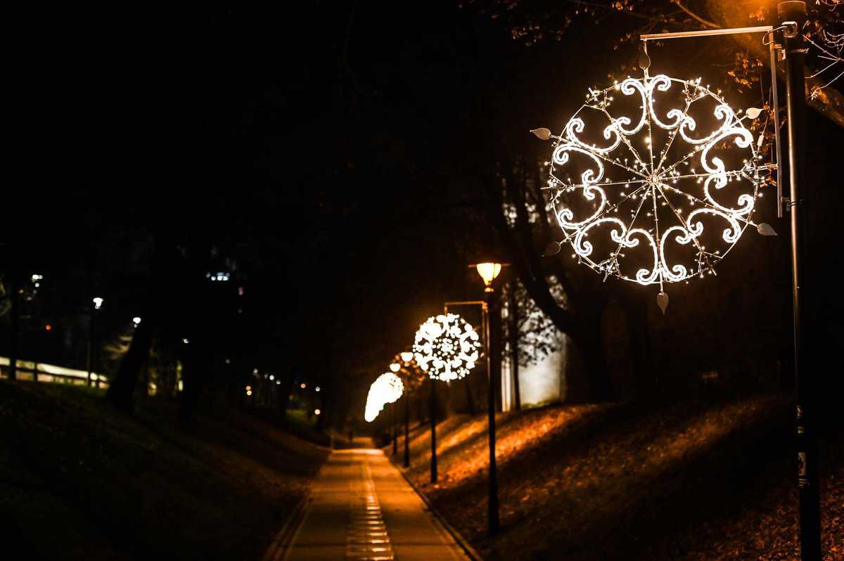 video foto s-au aprins luminile de sărbători din centrul sibiului - arată feeric!