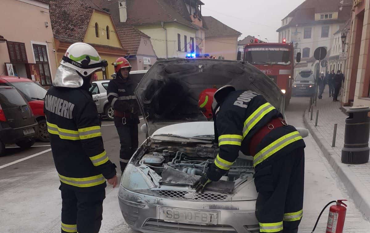 FOTO: O mașină a luat foc în mers la Mediaș - Sperietură teribilă pentru o șoferiță