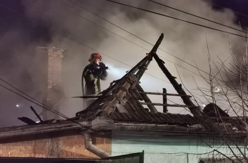 update foto incendiu la cisnădie. arde un acoperiș