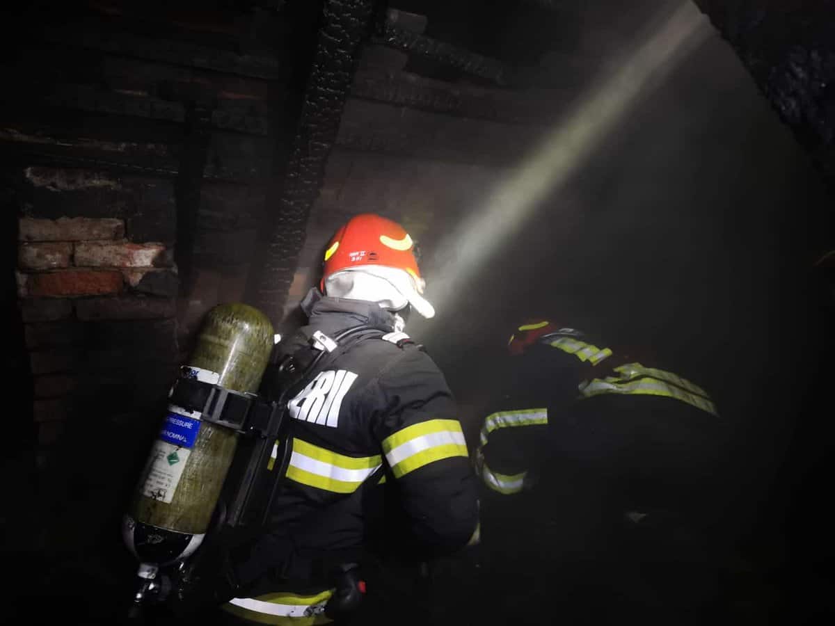 foto: incendiu la o casă din rășinari din cauza unui coș de fum deteriorat