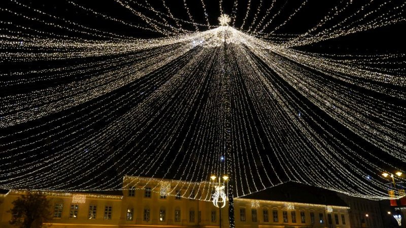 video foto - atmosfera de sărbători - sibiu 2019 versus 2020 - anul trecut plin de viață, acum pustiu și trist