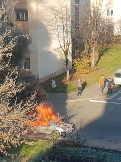 video mașină mistuită de flăcări la sibiu. s-a făcut scrum