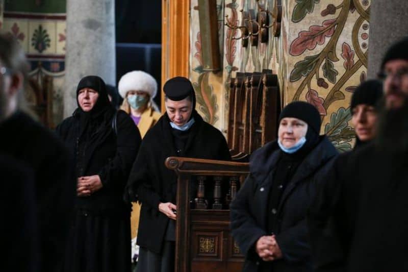 foto: mitropolitul ardealului și zeci de călugări fără mască în catedrală la sibiu - „am respectat distanțarea”