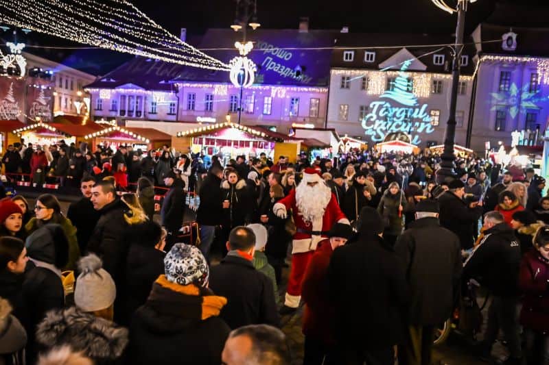 video foto - atmosfera de sărbători - sibiu 2019 versus 2020 - anul trecut plin de viață, acum pustiu și trist