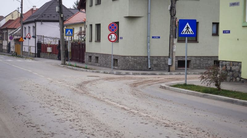 VIDEO FOTO Străzi pline de noroi la doi pași de centrul Sibiului - Zona Trei Stejari arată jalnic din cauza unui șantier