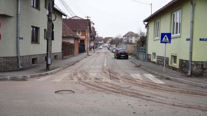 VIDEO FOTO Străzi pline de noroi la doi pași de centrul Sibiului - Zona Trei Stejari arată jalnic din cauza unui șantier