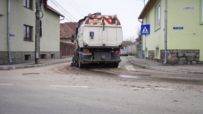 VIDEO FOTO Străzi pline de noroi la doi pași de centrul Sibiului - Zona Trei Stejari arată jalnic din cauza unui șantier