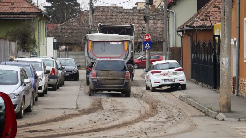 VIDEO FOTO Străzi pline de noroi la doi pași de centrul Sibiului - Zona Trei Stejari arată jalnic din cauza unui șantier