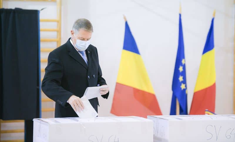 video klaus iohannis la ieșirea de la urne - ”fiecare vot contează”