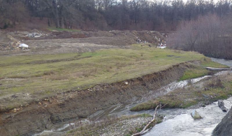 foto genocid ecologic pe malul sevișului - mormane de gunoaie aruncate peste tot