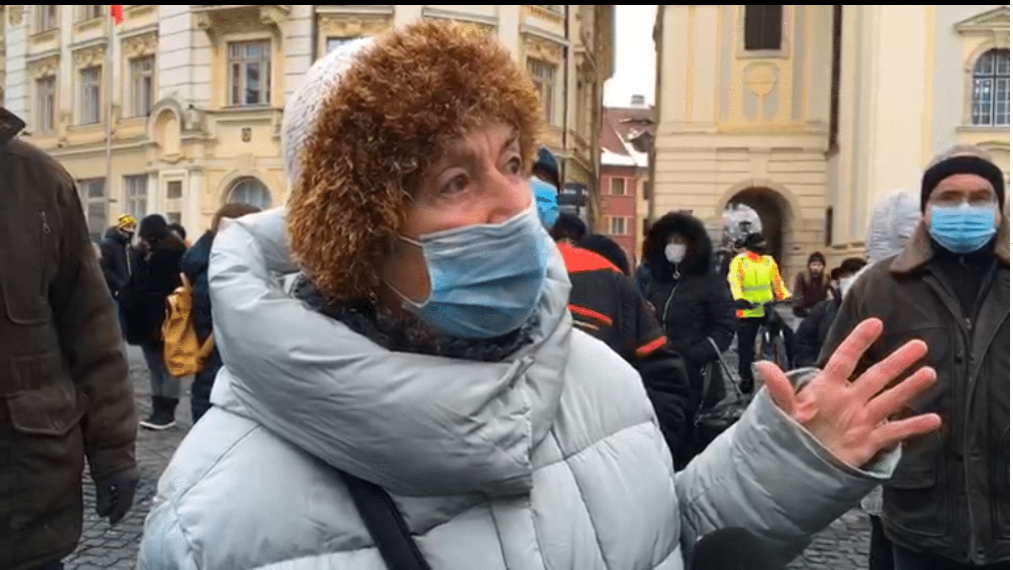 live video foto - peste o sută de sibieni protestează în piața mare împotriva majorării taxei de salubritate