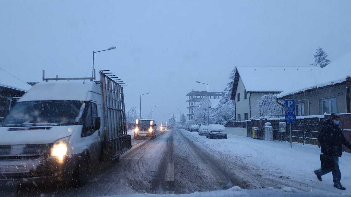 VIDEO FOTO Prima zi de iarnă autentică la Sibiu. Se circulă greu prin oraș