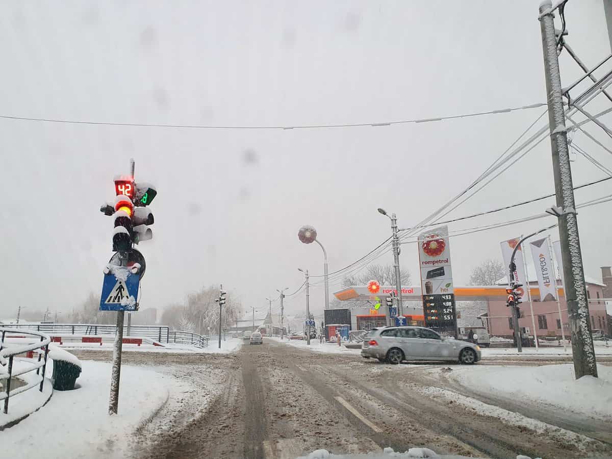 VIDEO FOTO Prima zi de iarnă autentică la Sibiu. Se circulă greu prin oraș