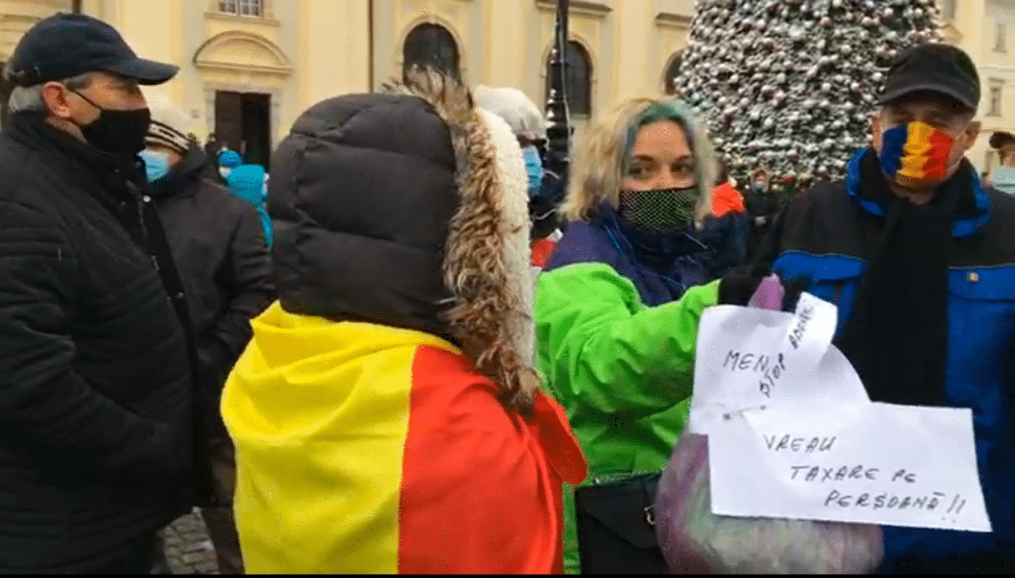 live video foto - peste o sută de sibieni protestează în piața mare împotriva majorării taxei de salubritate