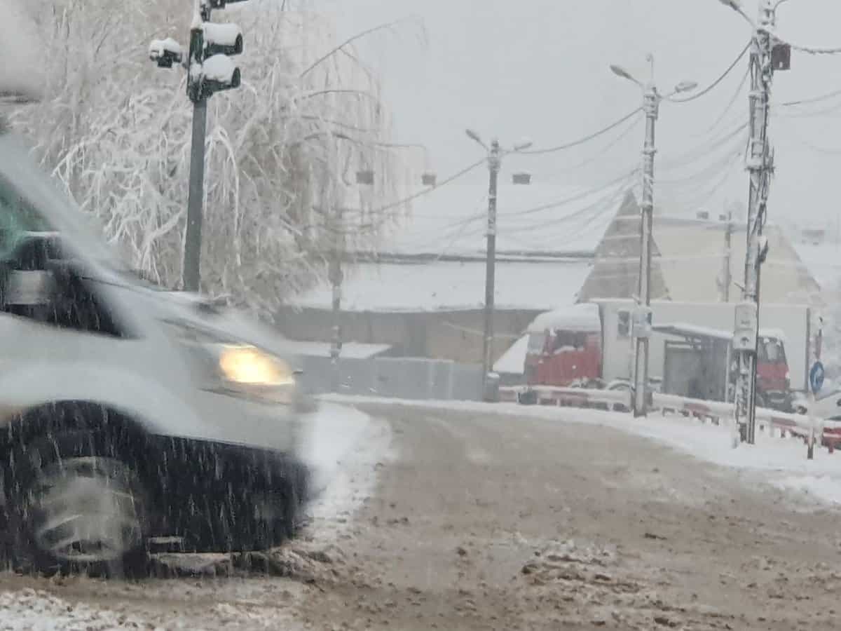 VIDEO FOTO Prima zi de iarnă autentică la Sibiu. Se circulă greu prin oraș