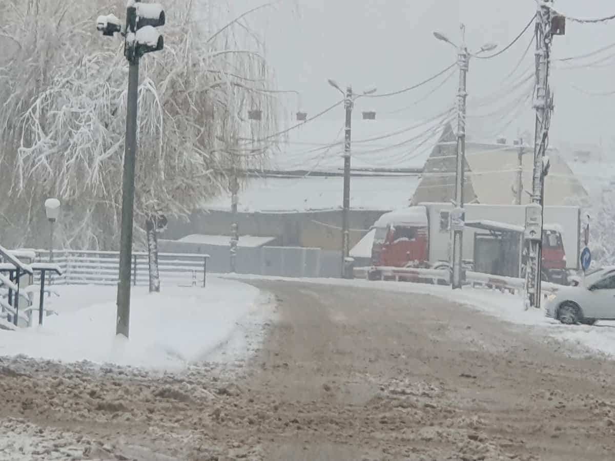 VIDEO FOTO Prima zi de iarnă autentică la Sibiu. Se circulă greu prin oraș