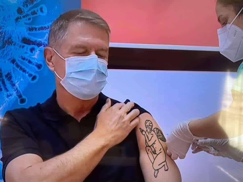 Glume pe seama lui Iohannis după ce s-a vaccinat - Internauții impresionați de "brandul" președintelui