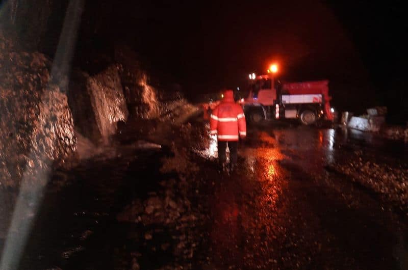 video foto - valea oltului blocată de căderi de pietre - traficul auto serios afectat