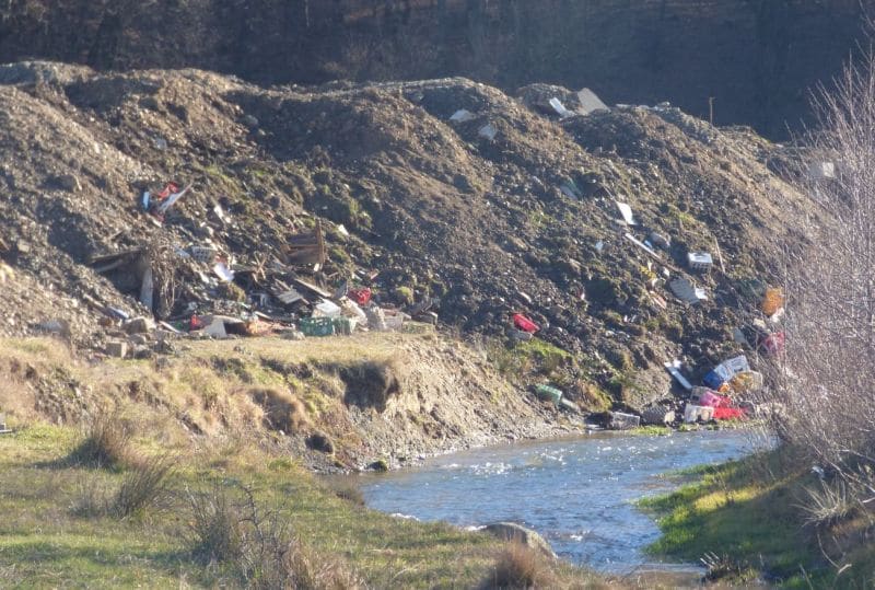 foto genocid ecologic pe malul sevișului - mormane de gunoaie aruncate peste tot