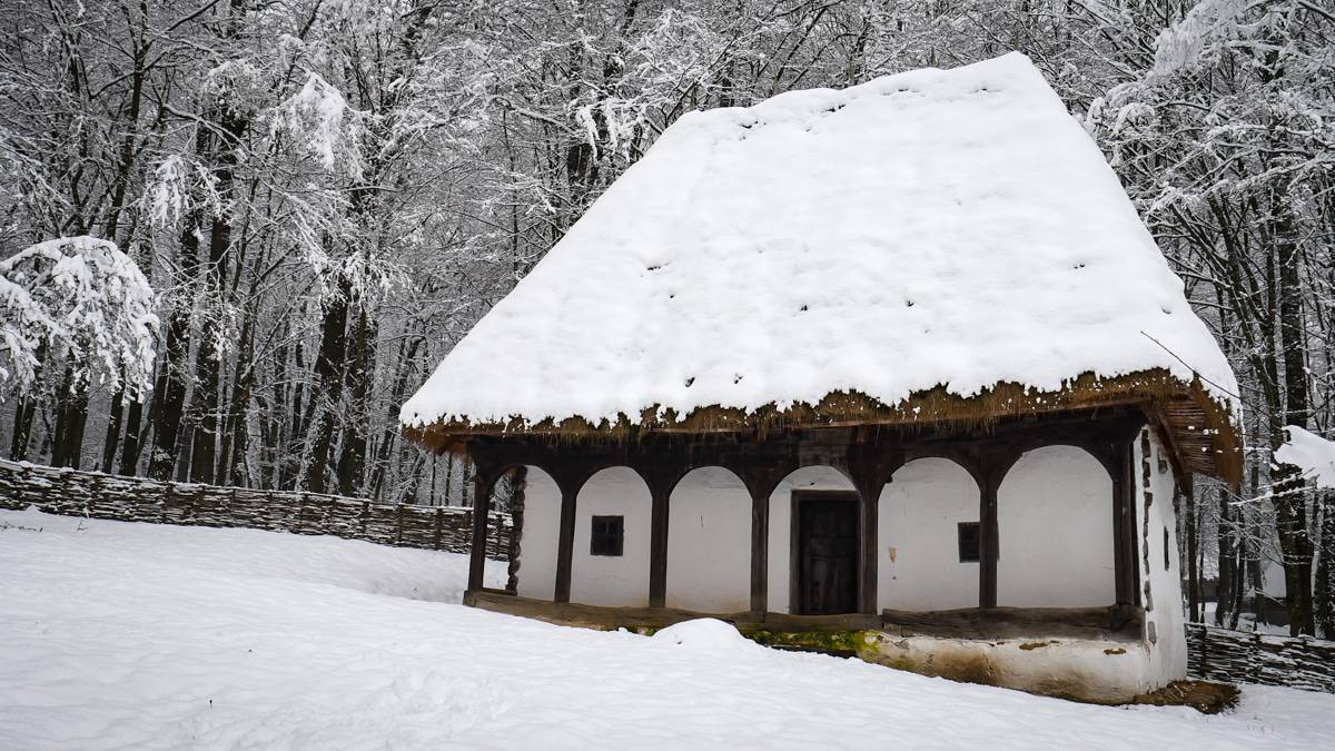 VIDEO FOTO: Feerie în Muzeul în Aer Liber - Cadru de basm în miezul iernii