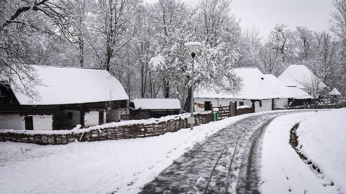 video foto: feerie în muzeul în aer liber - cadru de basm în miezul iernii