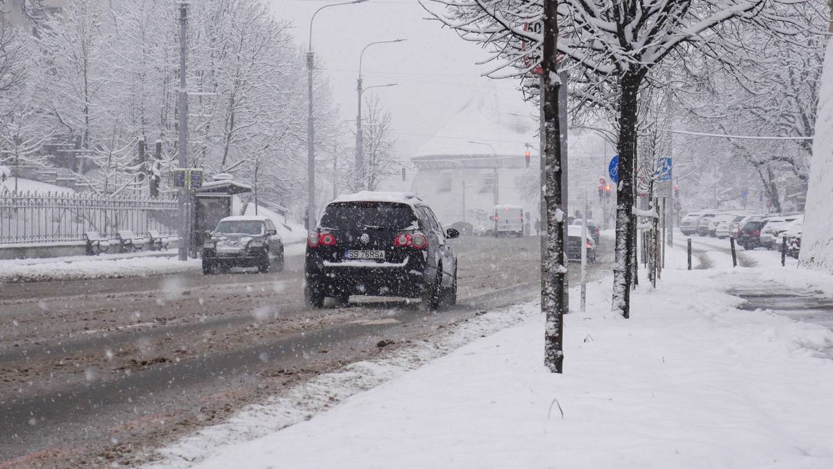 foto video - sibiul sub nămeți - străzi înzăpezite și haos în trafic din cauza zăpezii