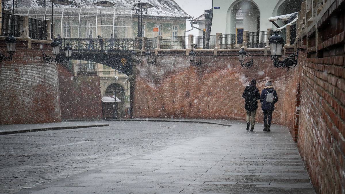 se schimbă vremea - frig, vânt și lapoviță la sibiu