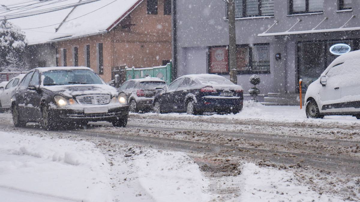 foto video - sibiul sub nămeți - străzi înzăpezite și haos în trafic din cauza zăpezii