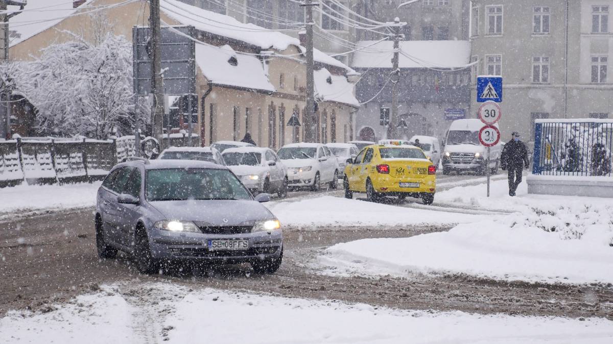 foto video - sibiul sub nămeți - străzi înzăpezite și haos în trafic din cauza zăpezii