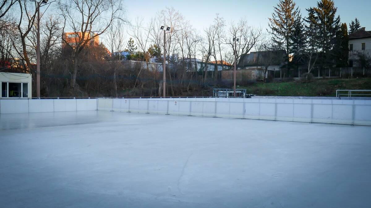 FOTO: Patinoarul din parcul Sub Arini se redeschide - Trei piste amenajate