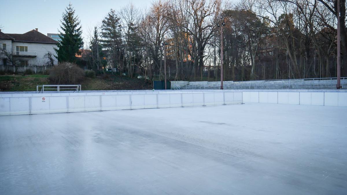 FOTO: Patinoarul din parcul Sub Arini se redeschide - Trei piste amenajate