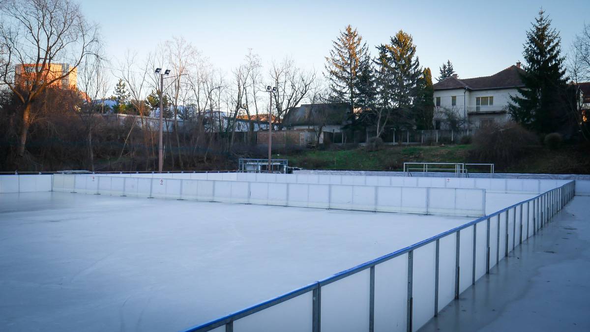 FOTO: Patinoarul din parcul Sub Arini se redeschide - Trei piste amenajate