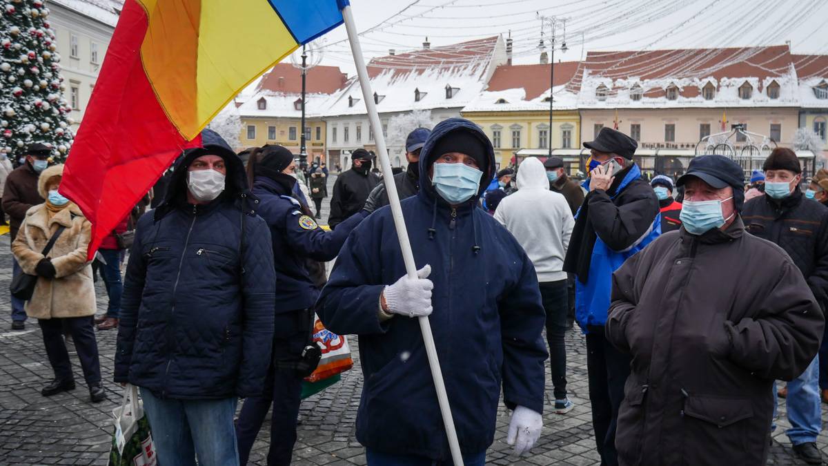 video foto sute de oameni au protestat la sibiu - ”ei au pus o taxă din pix și proștii să plătească”