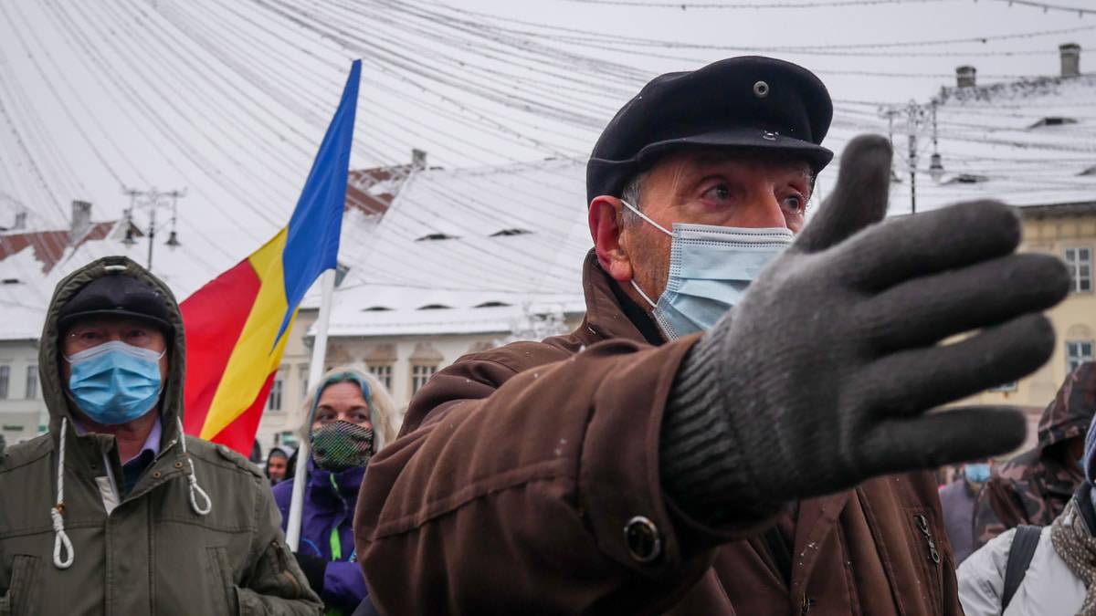 live video foto - peste o sută de sibieni protestează în piața mare împotriva majorării taxei de salubritate