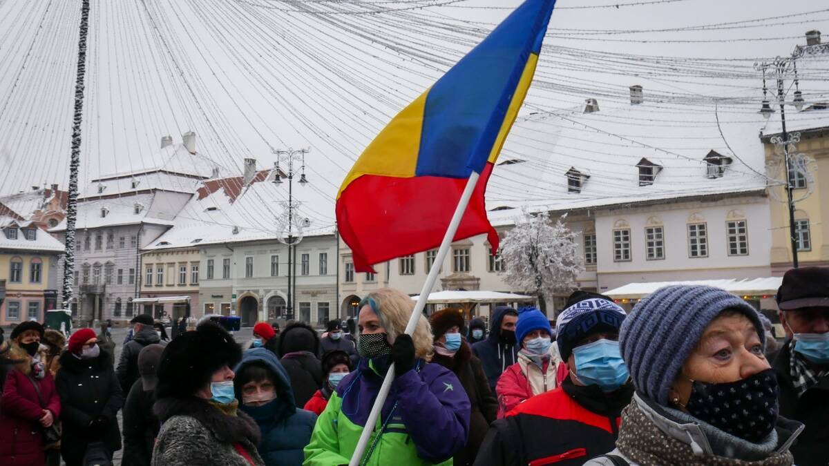 video foto sute de oameni au protestat la sibiu - ”ei au pus o taxă din pix și proștii să plătească”