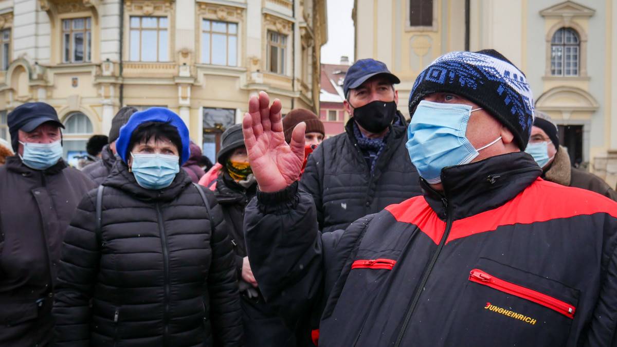 video foto sute de oameni au protestat la sibiu - ”ei au pus o taxă din pix și proștii să plătească”