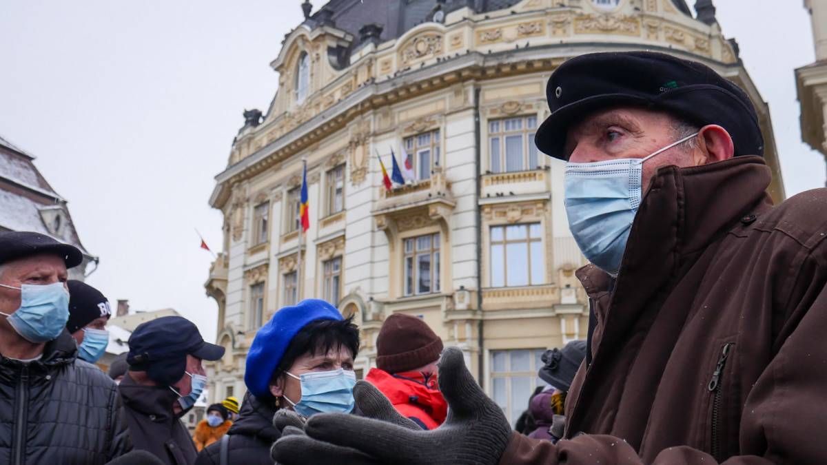 video foto sute de oameni au protestat la sibiu - ”ei au pus o taxă din pix și proștii să plătească”